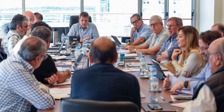 Ministros, legisladores y sindicalistas avalaron las medidas para “mitigar la devaluación”