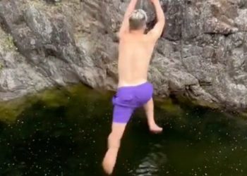 Perdió un anillo mientras buceaba, se sumergió para recuperarlo y se topó con algo impensado