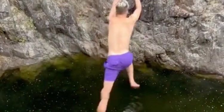 Perdió un anillo mientras buceaba, se sumergió para recuperarlo y se topó con algo impensado