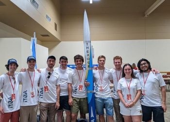 Premian a jóvenes argentinos en la competencia de cohetes más importante del mundo