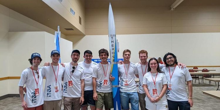 Premian a jóvenes argentinos en la competencia de cohetes más importante del mundo
