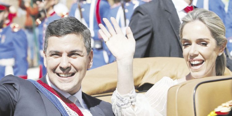Santiago Peña asumió el poder con la intención de hacer de Paraguay “un gigante”