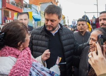 Santoro recorrió el Barrio 31 y llamó a votar “para fortalecer el sistema público”