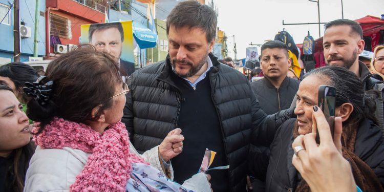 Santoro recorrió el Barrio 31 y llamó a votar “para fortalecer el sistema público”