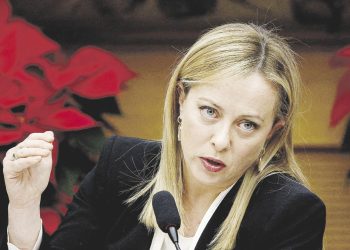 Sorprendió Meloni con un impuesto extraordinario y hundió hasta 11% las acciones de bancos italianos