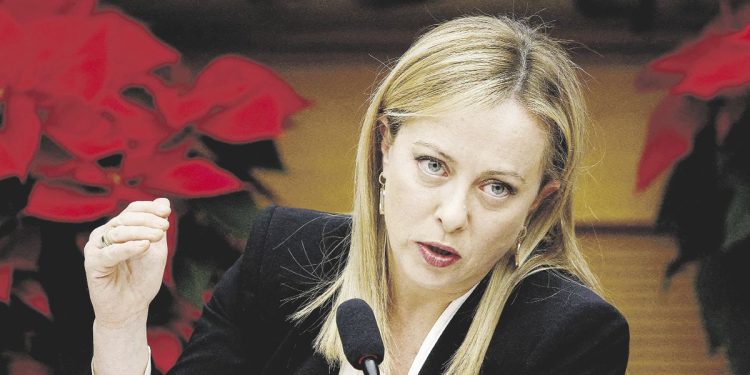 Sorprendió Meloni con un impuesto extraordinario y hundió hasta 11% las acciones de bancos italianos