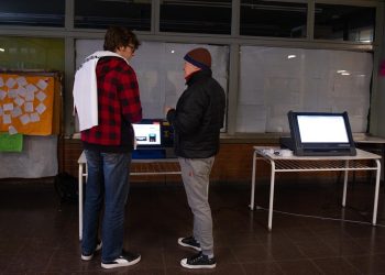 Varias escuelas no tenían enchufes para conectar las máquinas del voto electrónico