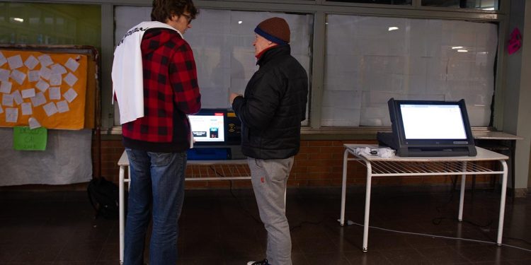 Varias escuelas no tenían enchufes para conectar las máquinas del voto electrónico