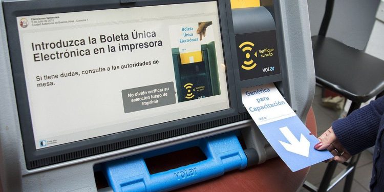 Voto electrónico: tras las denuncias, el Gobierno porteño desistió de su uso en las generales