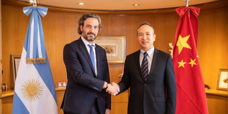 Alberto encara su última misión de política exterior y viaja a China para reunirse con Xi Jinping