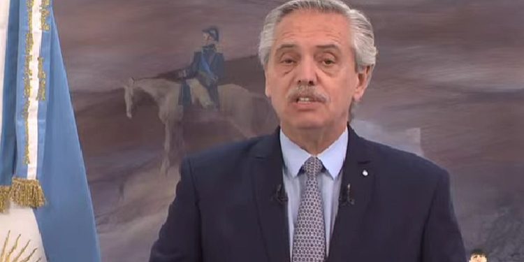 Alberto Fernández volvió a cruzar a Milei por el negacionismo y el cambio climático