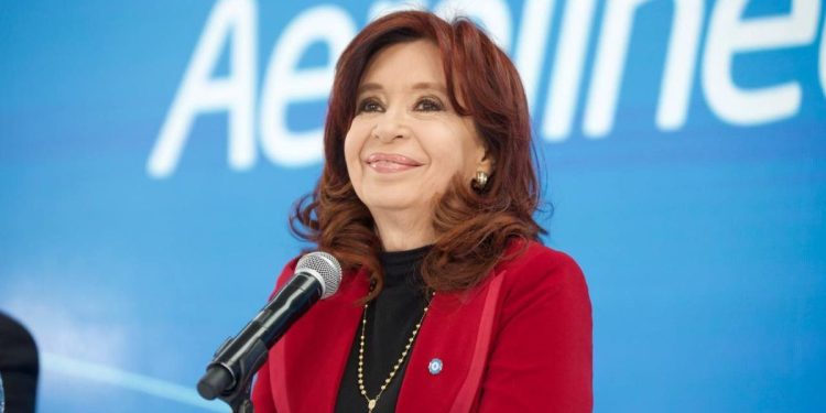 Cristina Kirchner reaparece en público para presentar la reedición de un libro