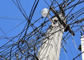 Detuvieron a un empleado de Telecom por robar cables de señal de internet en Berazategui