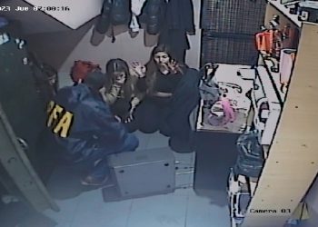 El cuento del “cana”: vestidos de policías, simulan un allanamiento y roban una joyería
