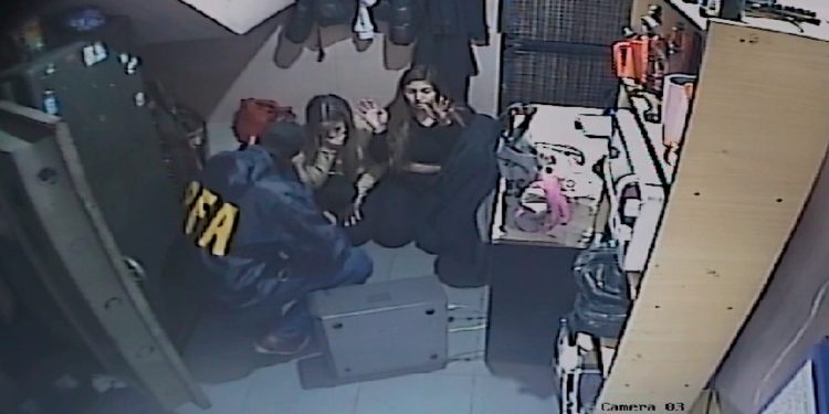El cuento del “cana”: vestidos de policías, simulan un allanamiento y roban una joyería