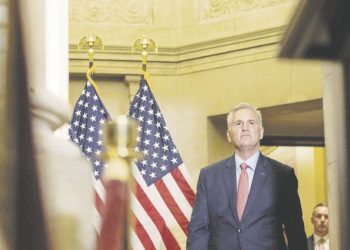 El líder republicano en el Capitolio ordenó un proceso de juicio político contra Biden