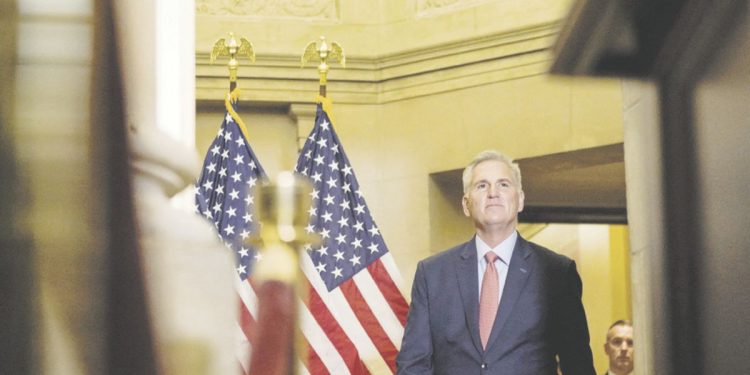 El líder republicano en el Capitolio ordenó un proceso de juicio político contra Biden