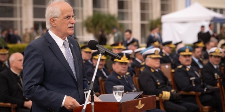 El personal civil de las fuerzas armadas pasó a ser considerado empleo público