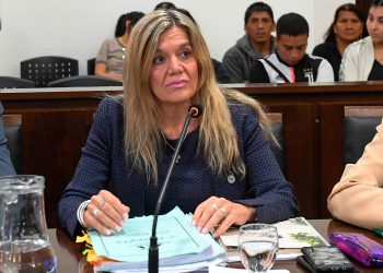 En pleno juicio, un preso quiso apuñalar a una fiscal e hirió en el cuello a una pasante