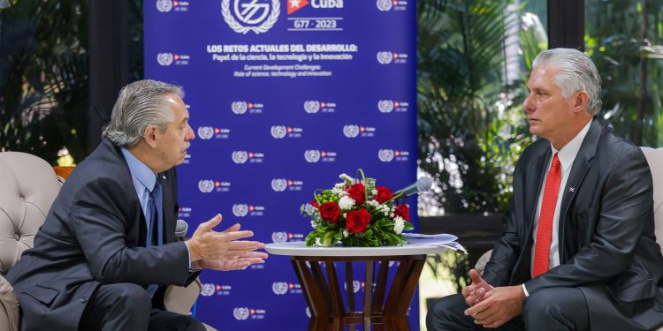 Fernández llamó a incrementar el comercio con Cuba al reunirse con Díaz-Canel