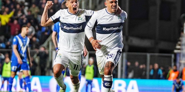 Gimnasia revivió ante un Vélez que no puede salir del fondo