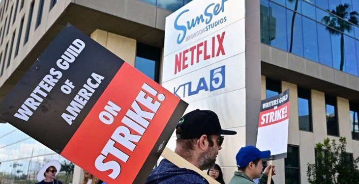 Huelga en Hollywood: productores vuelven a la mesa de negociación con los guionistas