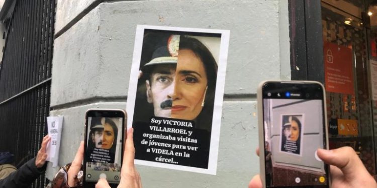 Imágenes de una tarde en la que las vallas aislaron la Legislatura de la memoria, la verdad y la justicia