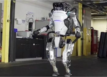 Increíble: un robot futbolista deja en ridículo a un humano y se hace viral