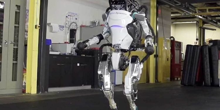 Increíble: un robot futbolista deja en ridículo a un humano y se hace viral