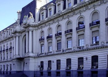 La Aduana denunció una presunta operación fraudulenta para fugar divisas