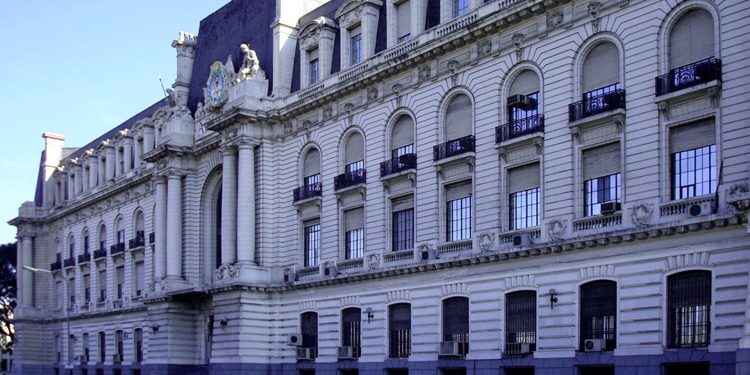 La Aduana denunció una presunta operación fraudulenta para fugar divisas