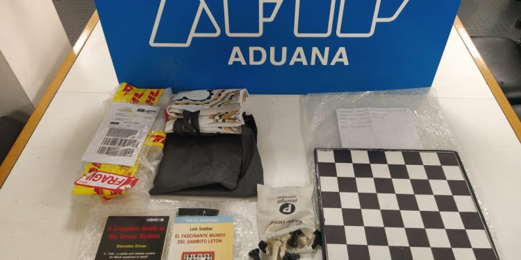 La Aduana detuvo un envío de cocaína a Australia: estaba oculto en un tablero de ajedrez