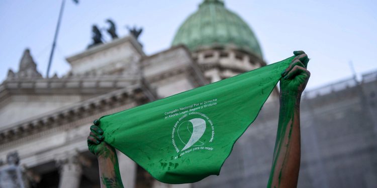 La marea verde fortalece el debate por el aborto en países donde aún se criminaliza