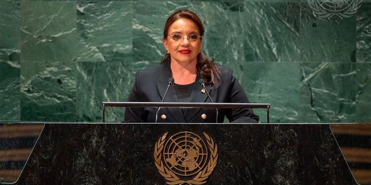 La presidenta de Honduras visitará a migrantes de su país en la frontera con EEUU