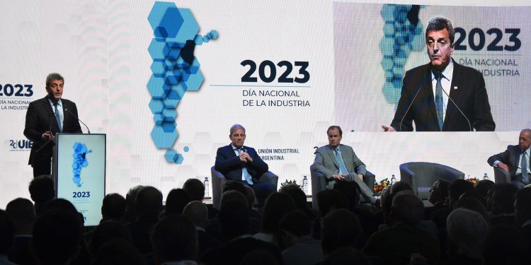 La UIA celebró el Día de la Industria y la liberación de los permisos de importación