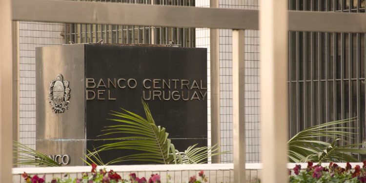 Las tasas de interés bajan en la región y se estancan en el mundo, ¿qué ocurrirá en Uruguay?