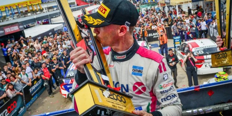 Leonel Pernía acelera a fondo y se aleja en el TC2000