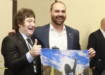 ¡Lo prefiere a Trump, papu! “Mileicito motosierra”, el muñeco con el que el hijo de Bolsonaro busca colgarse de la derecha argentina