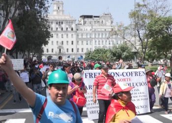 Los peruanos salen a las calles por un supuesto atropello del Congreso sobre la Justicia