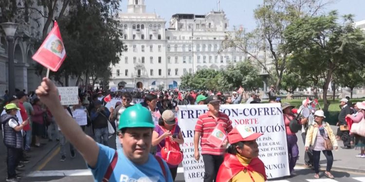 Los peruanos salen a las calles por un supuesto atropello del Congreso sobre la Justicia