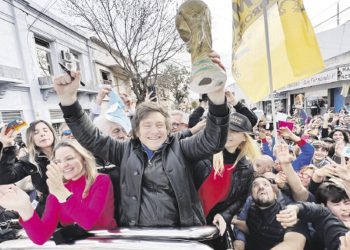 Milei redobla campaña en la Provincia de Buenos Aires junto a Carolina Píparo