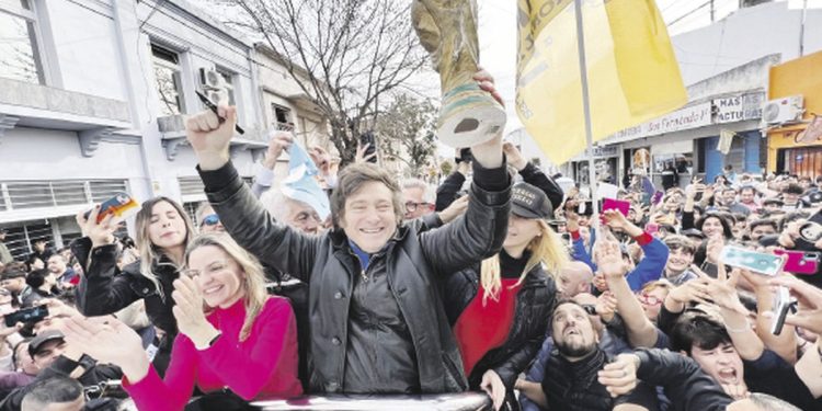 Milei redobla campaña en la Provincia de Buenos Aires junto a Carolina Píparo