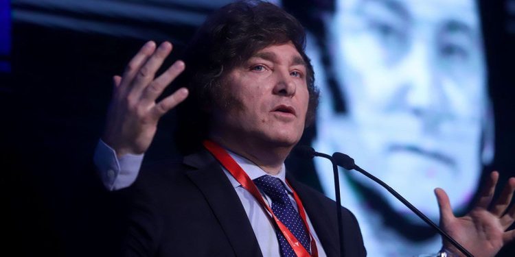 Milei trató de “fracasados” a los economistas que firmaron una carta contra la dolarización