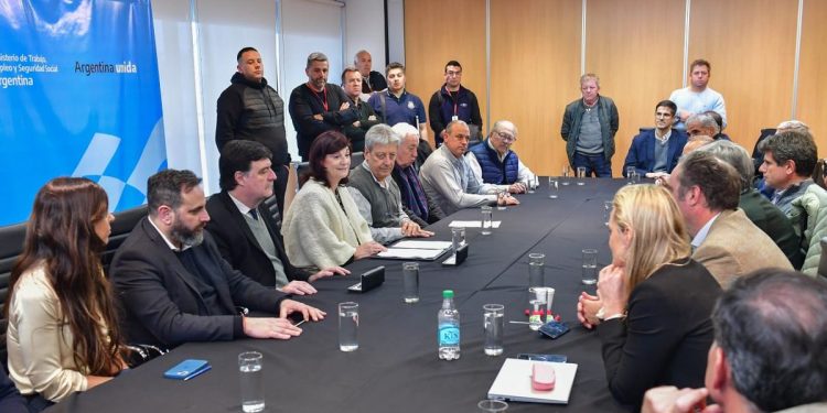 Paritarias: acuerdo entre Techint y UOM abrió una disputa interna en el gremio