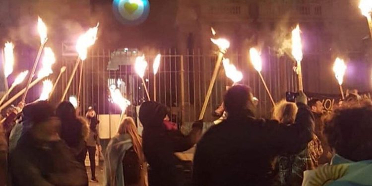 Piden tasar los muebles que el líder de Revolución Federal le vendió a la familia Caputo