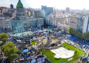 Polaroids obreras del acto en Congreso: el músculo de los trabajadores da pelea contra la ultraderecha