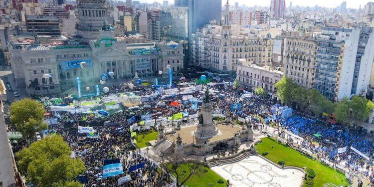 Polaroids obreras del acto en Congreso: el músculo de los trabajadores da pelea contra la ultraderecha