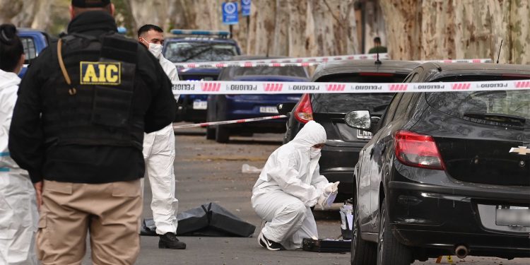 Rosario: matan a balazos a un policía que ingresaba a la Agencia de Investigación Criminal