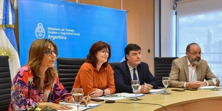 Salario Mínimo Vital y Móvil: acordaron un aumento del 32,2% escalonado