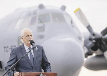 Taiana redobla, en acto militar, política de proyección hacia Atlántico Sur y Antártida